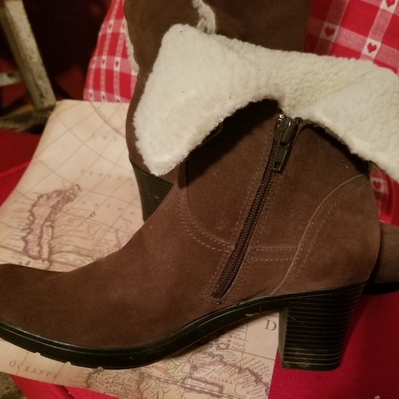 Clark's booties with heal very warm in side - Picture 3 of 5